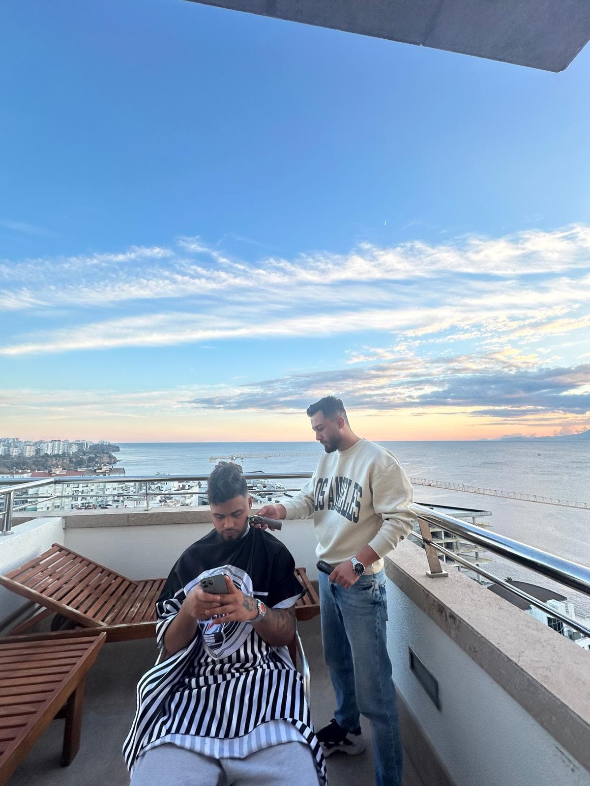 Antalya Konyaaltı'nda uzman berberler tarafından saç şekillendirme